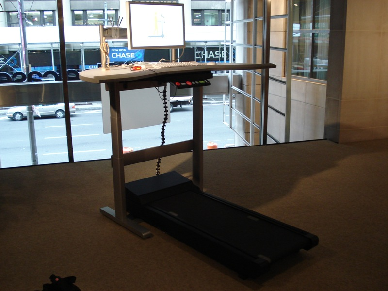 Illustration for article titled Hands (and Feet) On the Steelcase Walkstation (Video)